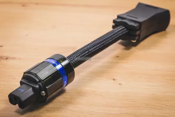 Furutech Flow-28 NCF tápszűrő Furutech Flow-28 NCF tápszűrő